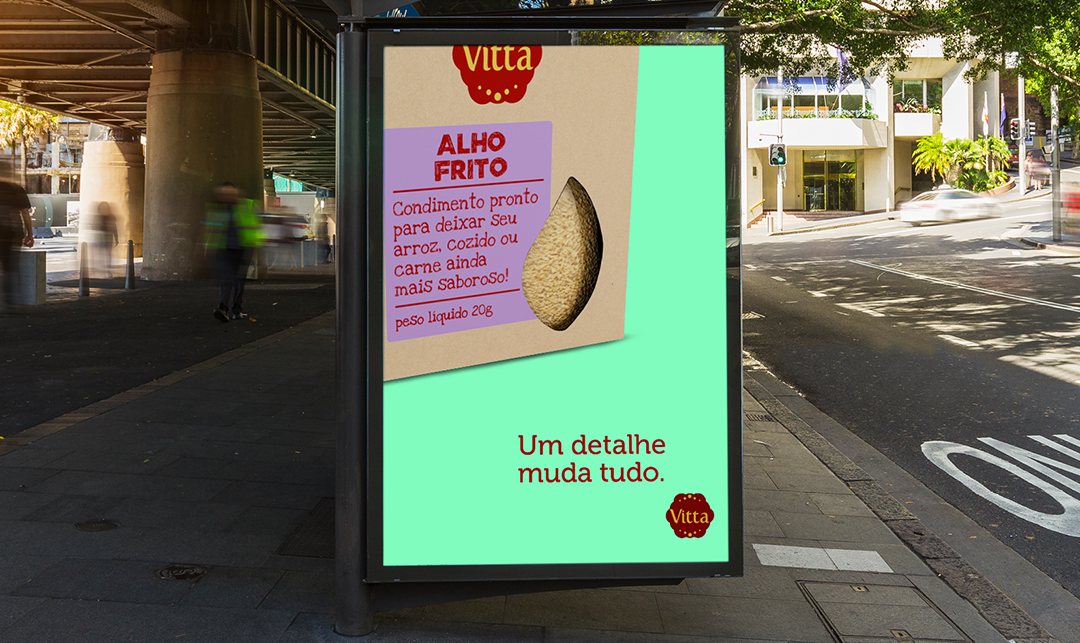 Campanha urbana da Vitta com embalagem de alho frito
