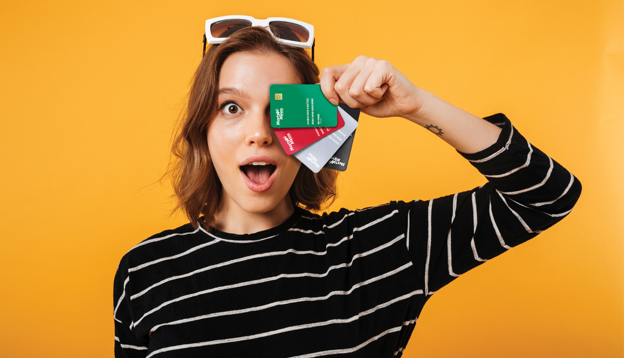 Campanha do cartão Mart Minas Alvo com cliente apresentando as quatro versões do cartão