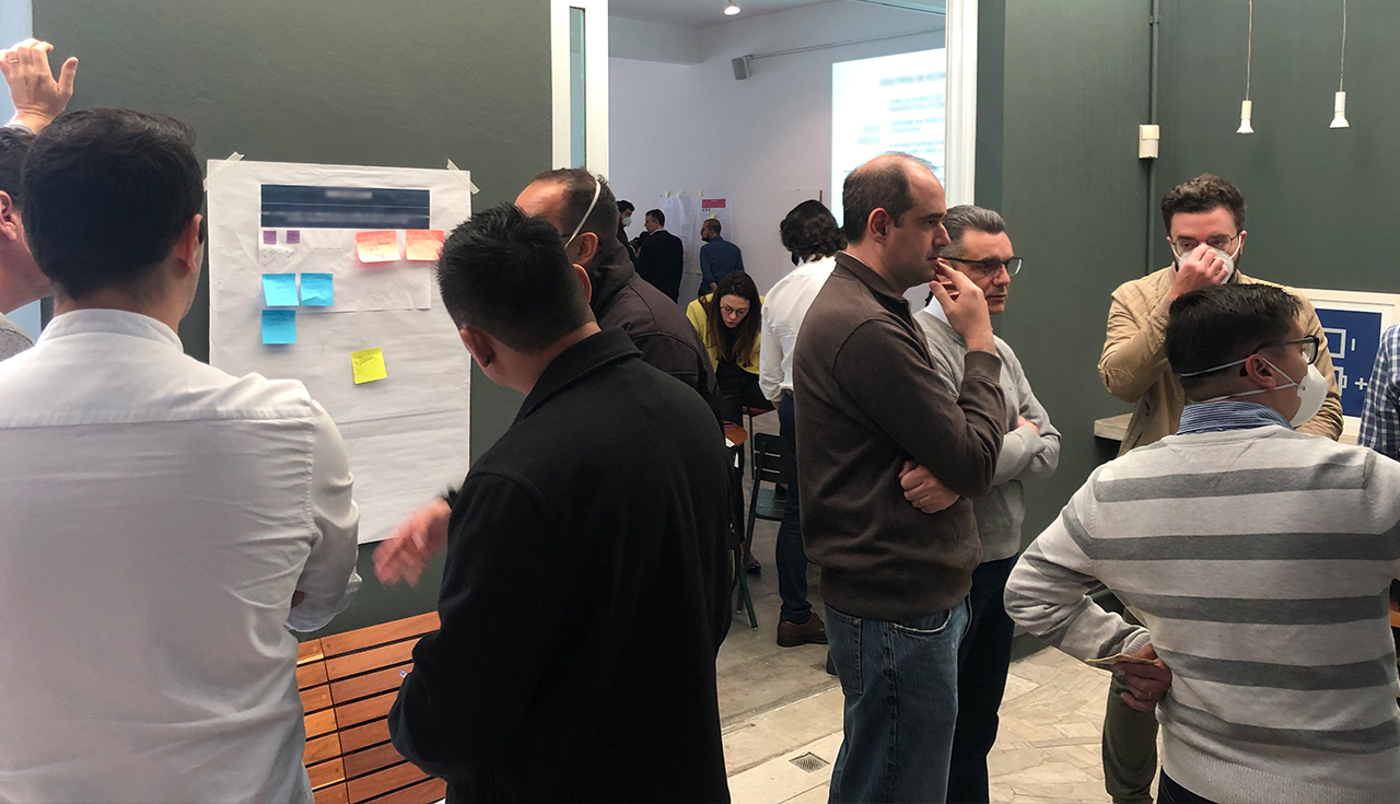 Equipes discutindo etapas da jornada do consumidor em dinâmica colaborativa