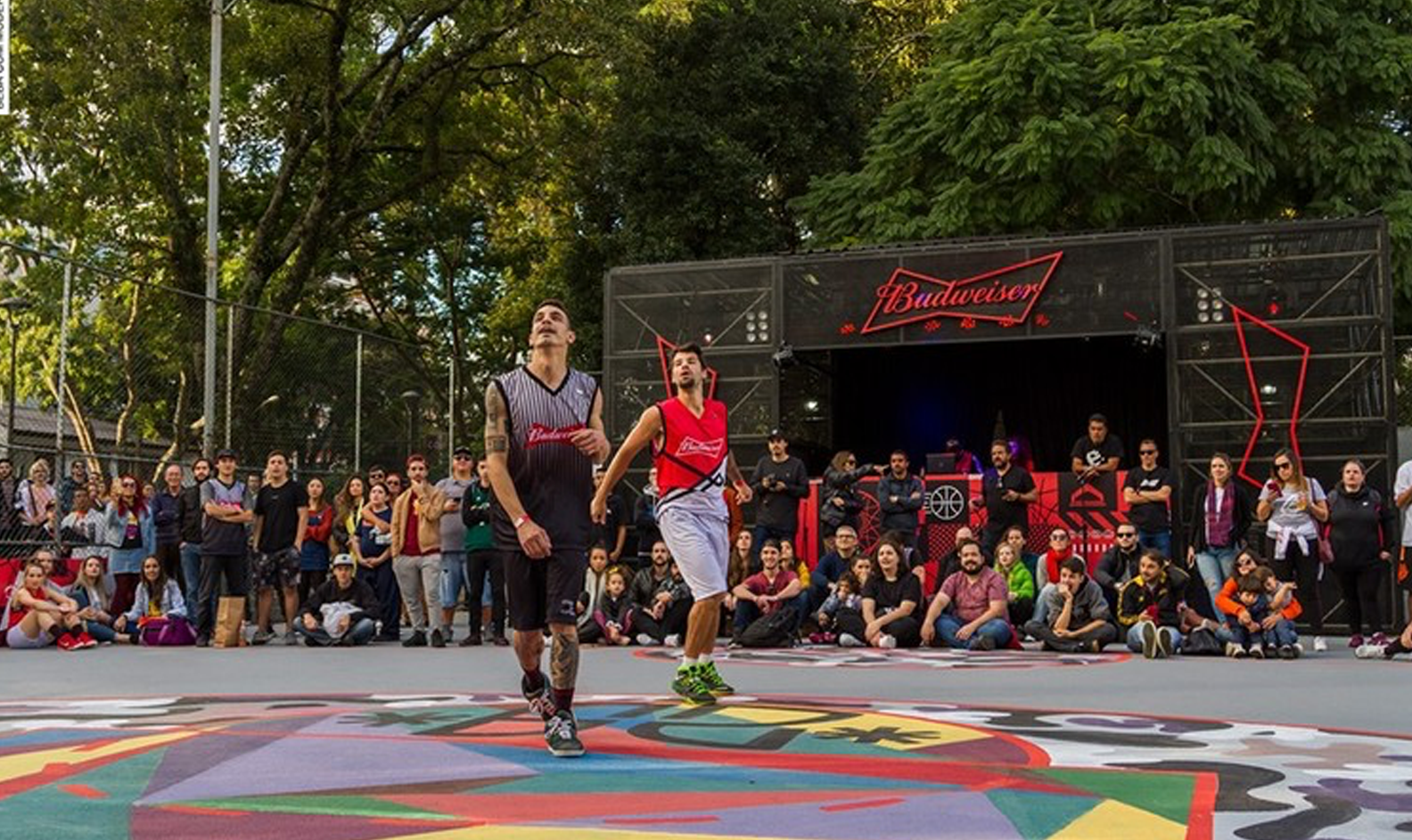 Jogadores e público na quadra da experiência Budvibes