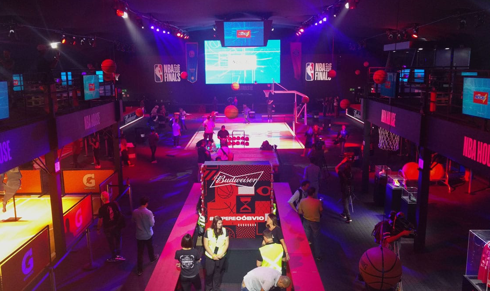 NBA House com ambientação da ativação Budweiser