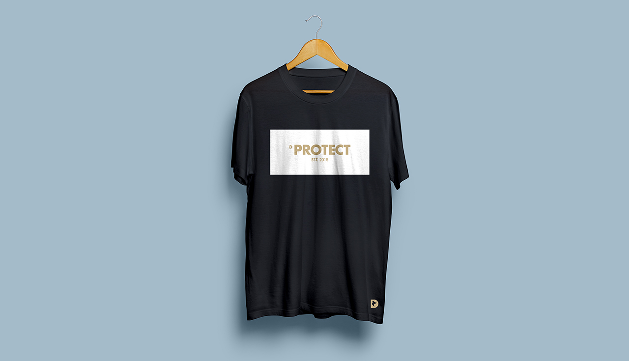 Camiseta preta com aplicação da identidade DProtect